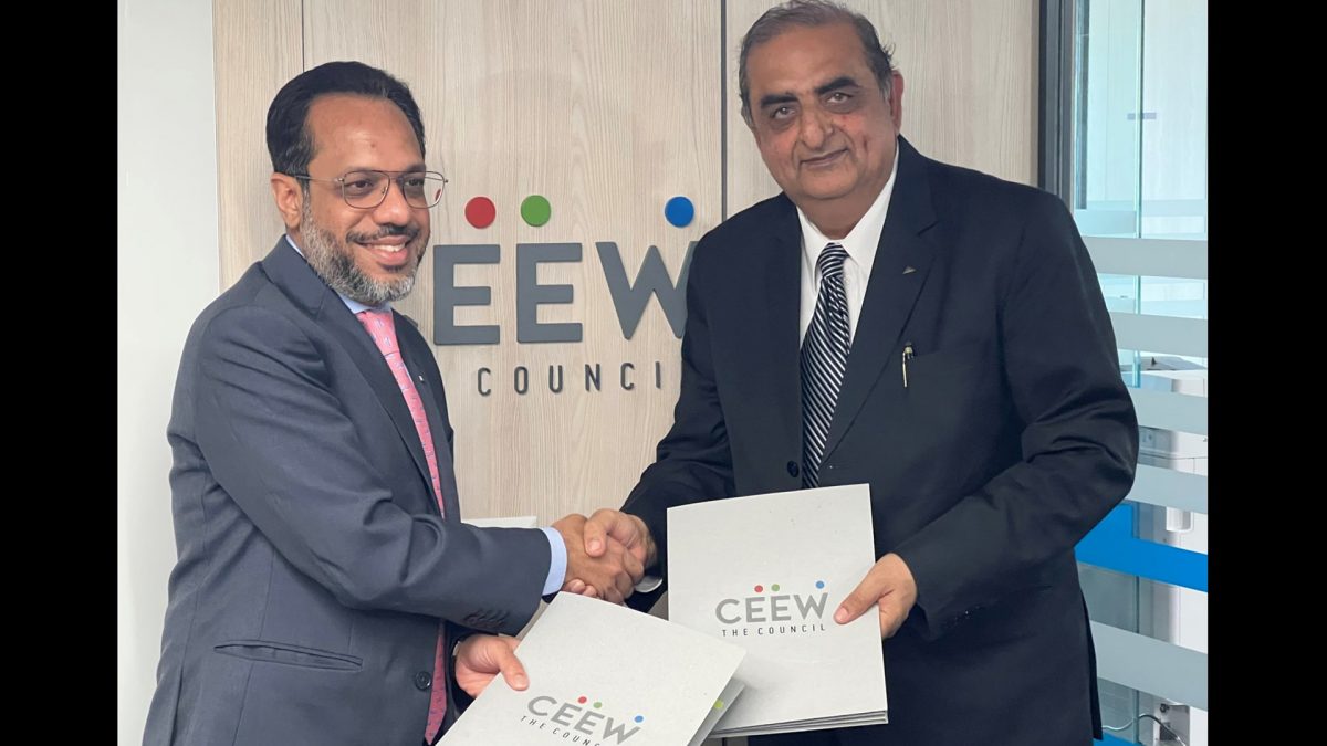 Dr. Arunabha Ghosh, CEO CEEW & KJ Jawa, President, RAMA, exchanging the MOU