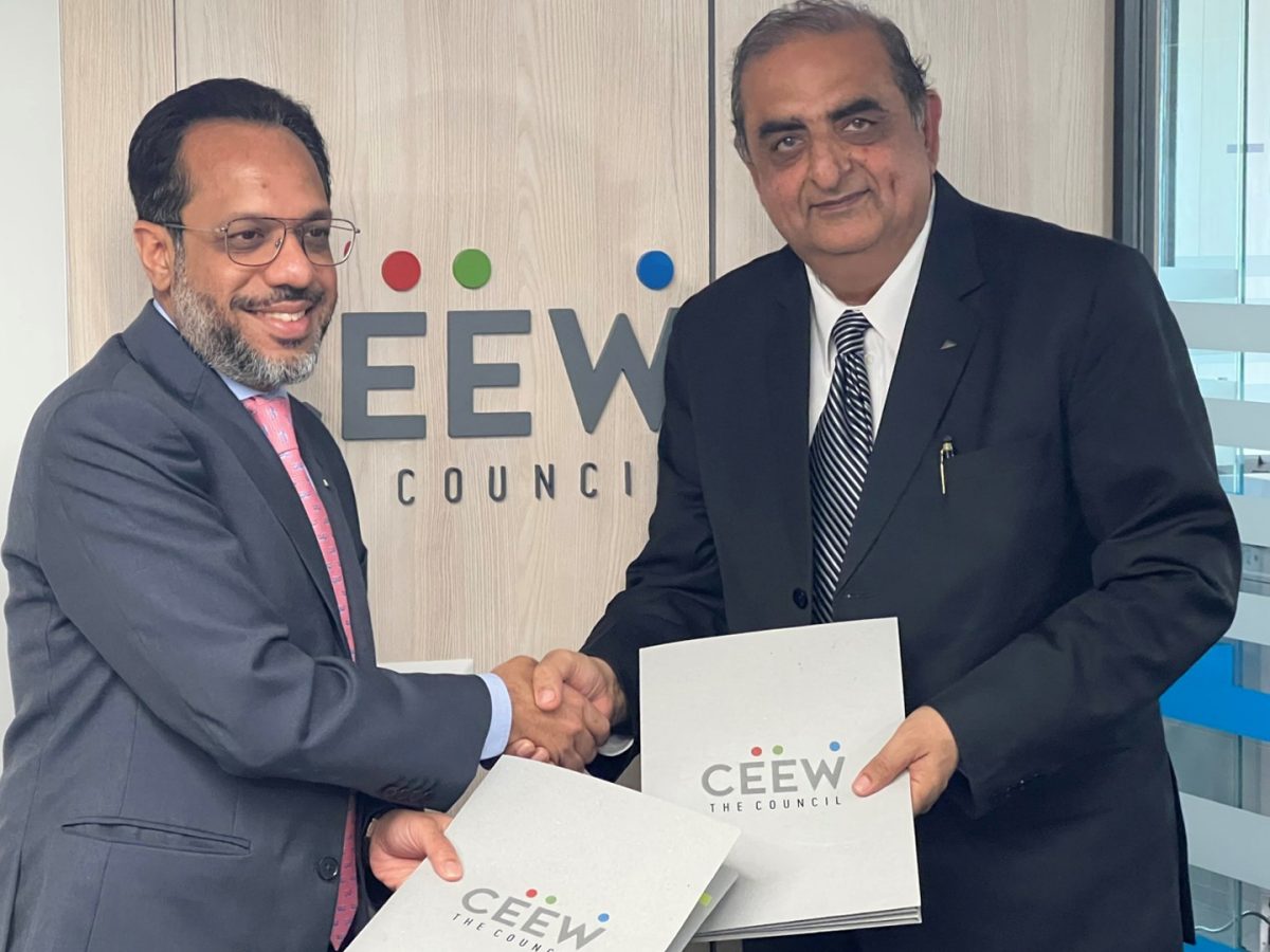 Dr. Arunabha Ghosh, CEO CEEW & KJ Jawa, President, RAMA, exchanging the MOU