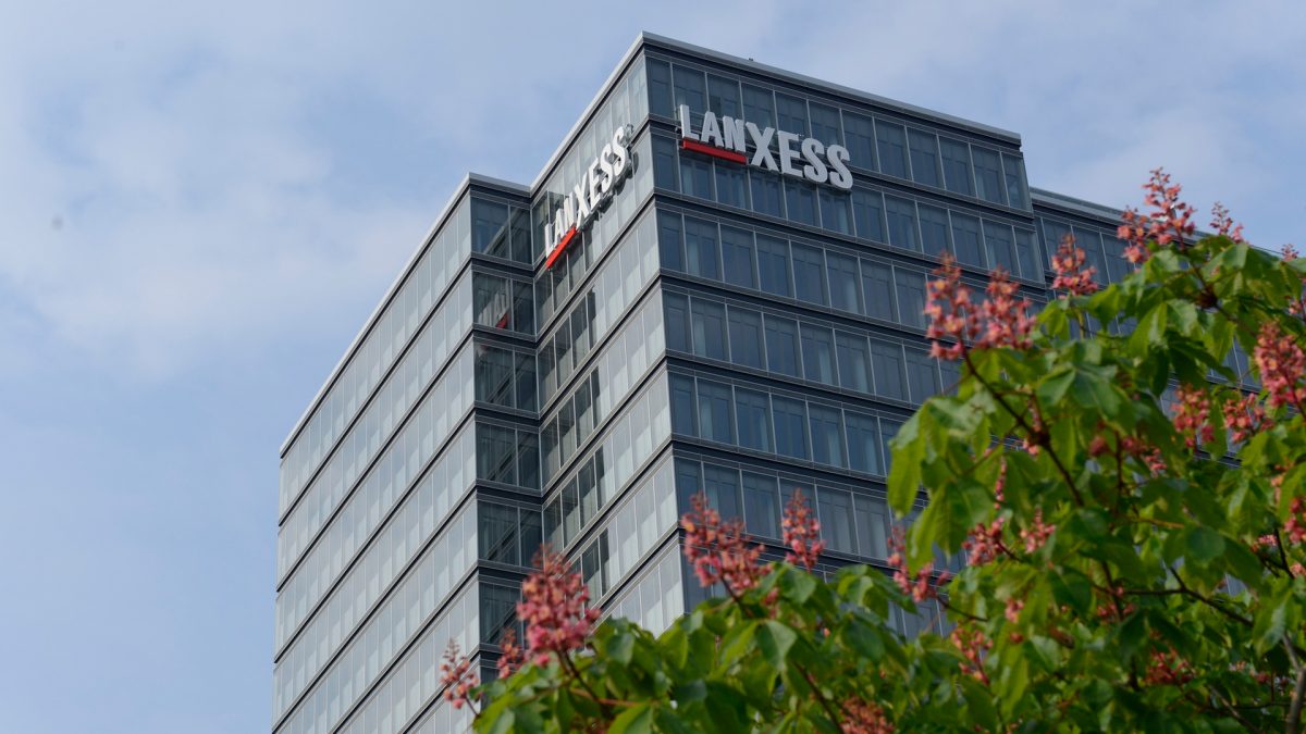 To achieve its Scope 3 targets, LANXESS has launched the Net Zero Value Chain Program. One pillar of the program is the increased sourcing of sustainable raw materials that are bio-based, originate from a recycling process or are produced with renewable energy.