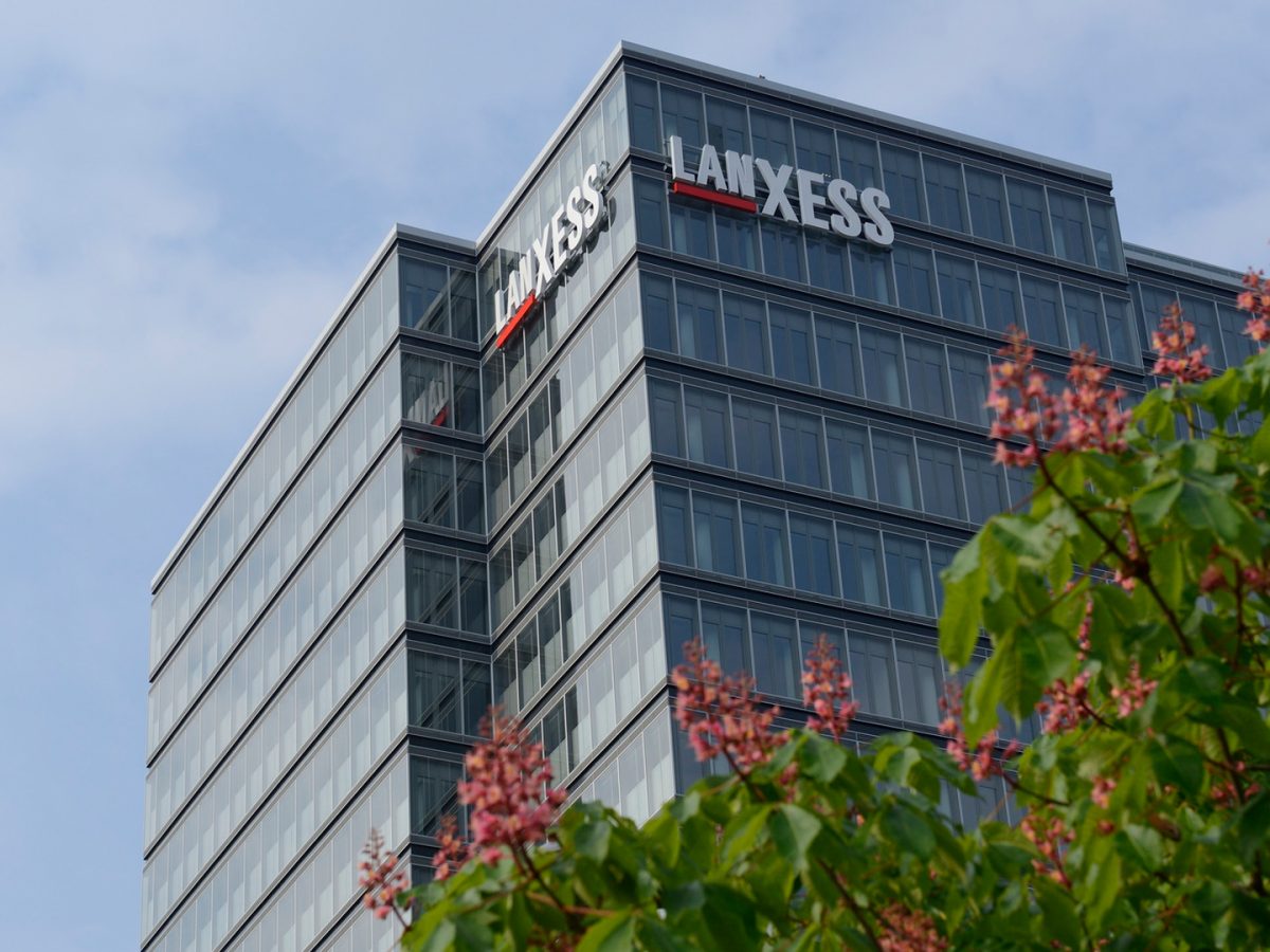 To achieve its Scope 3 targets, LANXESS has launched the Net Zero Value Chain Program. One pillar of the program is the increased sourcing of sustainable raw materials that are bio-based, originate from a recycling process or are produced with renewable energy.